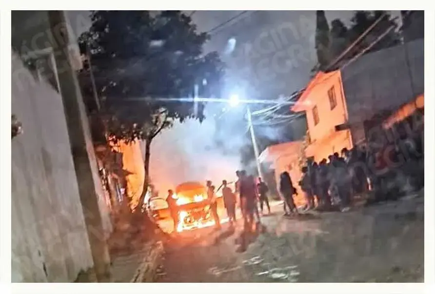 Confunden a empleados de anexo con secuestradores en Puebla; vecinos queman camioneta tras intento de traslado