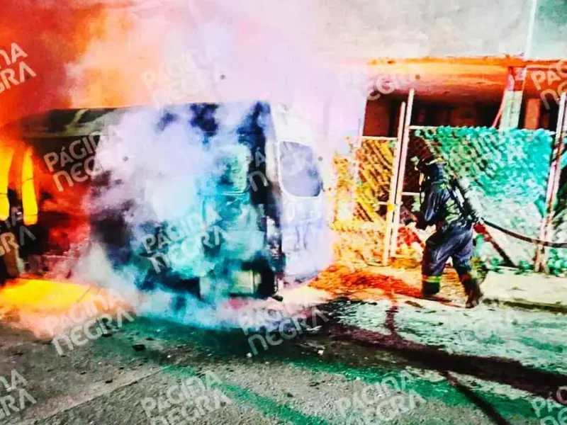 Confunden a empleados de anexo con secuestradores en Puebla; vecinos queman camioneta tras intento de traslado