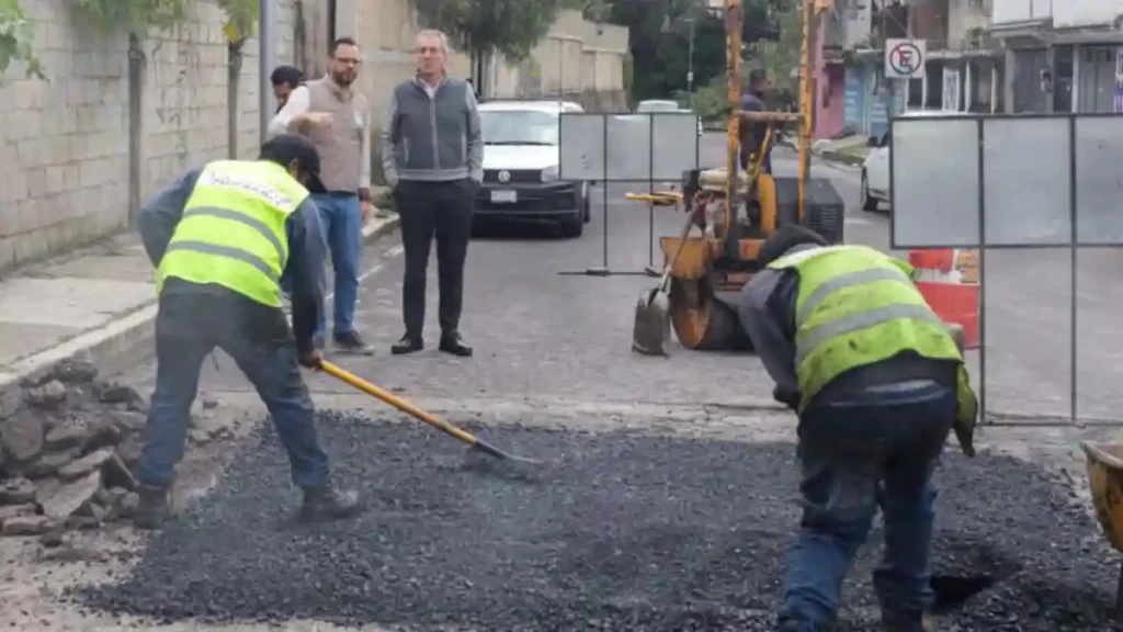 Supervisa Pepe Chedraui trabajos de bacheo en la colonia San José del Conde