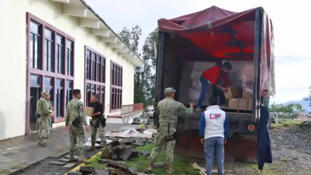 Entrega Gobierno de la Ciudad el apoyo alimentario a damnificados de Huauchinango