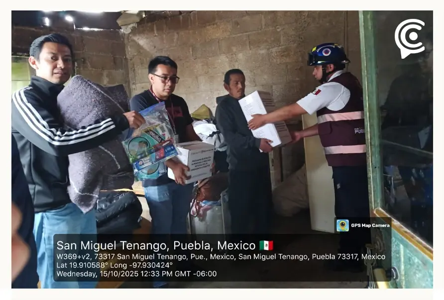 Realizan trabajos para retirar derrumbes de carretera entre comunidades de Zacatlán