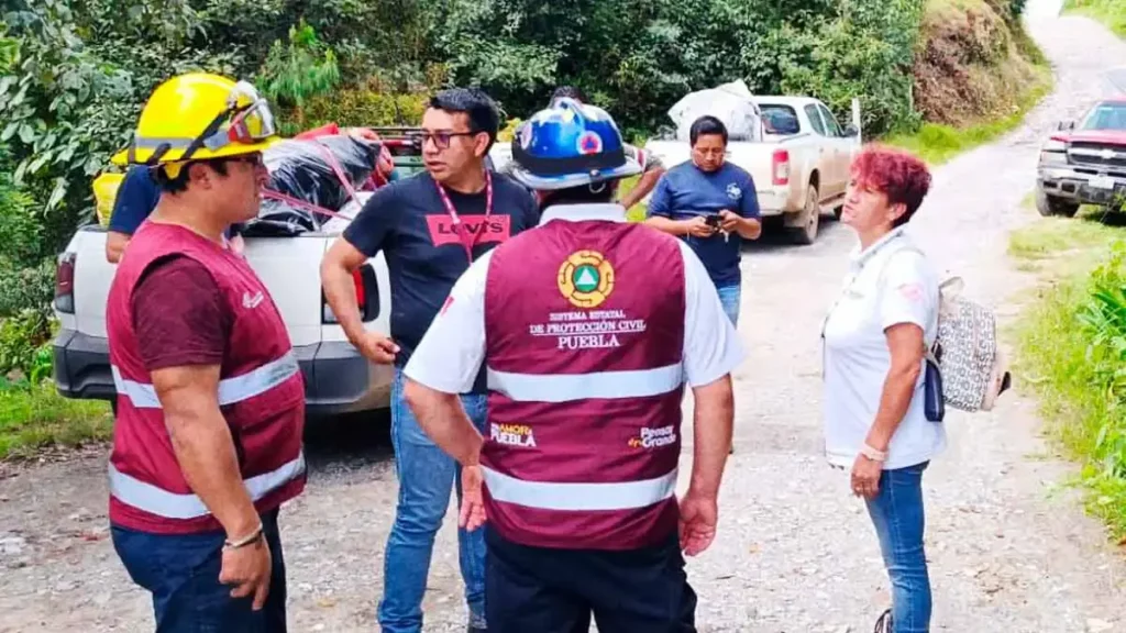 Realizan trabajos para retirar derrumbes de carretera entre comunidades de Zacatlán