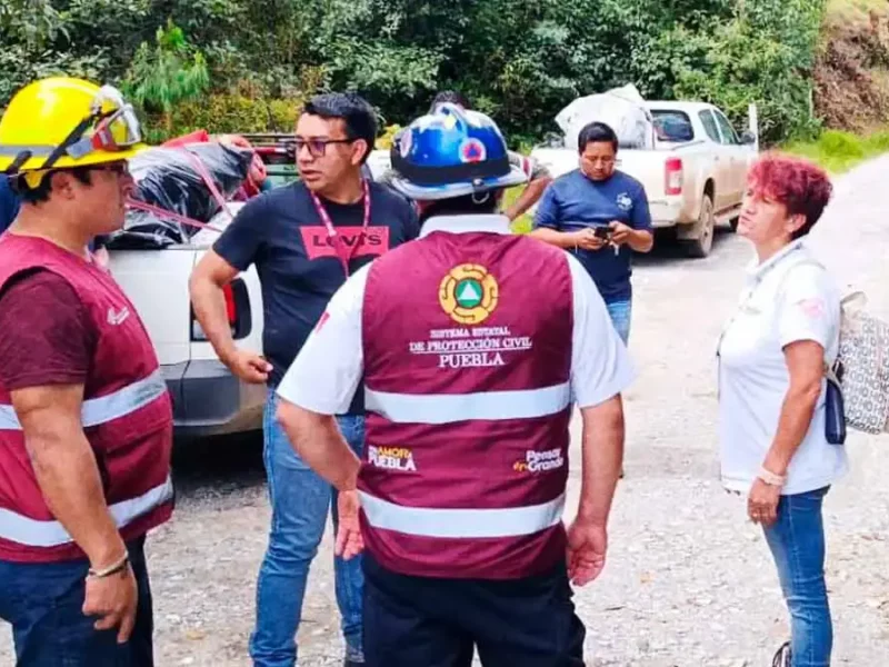 Realizan trabajos para retirar derrumbes de carretera entre comunidades de Zacatlán