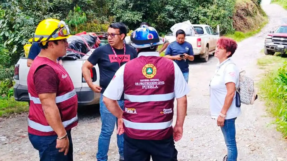Realizan trabajos para retirar derrumbes de carretera entre comunidades de Zacatlán