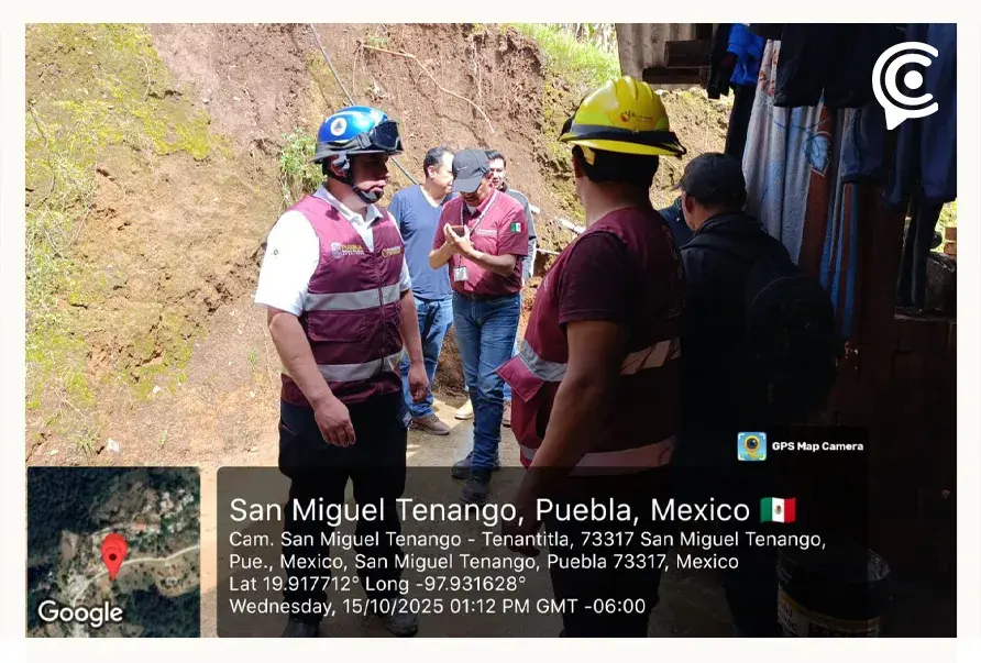 Realizan trabajos para retirar derrumbes de carretera entre comunidades de Zacatlán