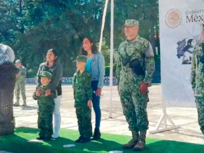 Niños se convierten en "soldados honorarios" del Ejército Mexicano en Puebla