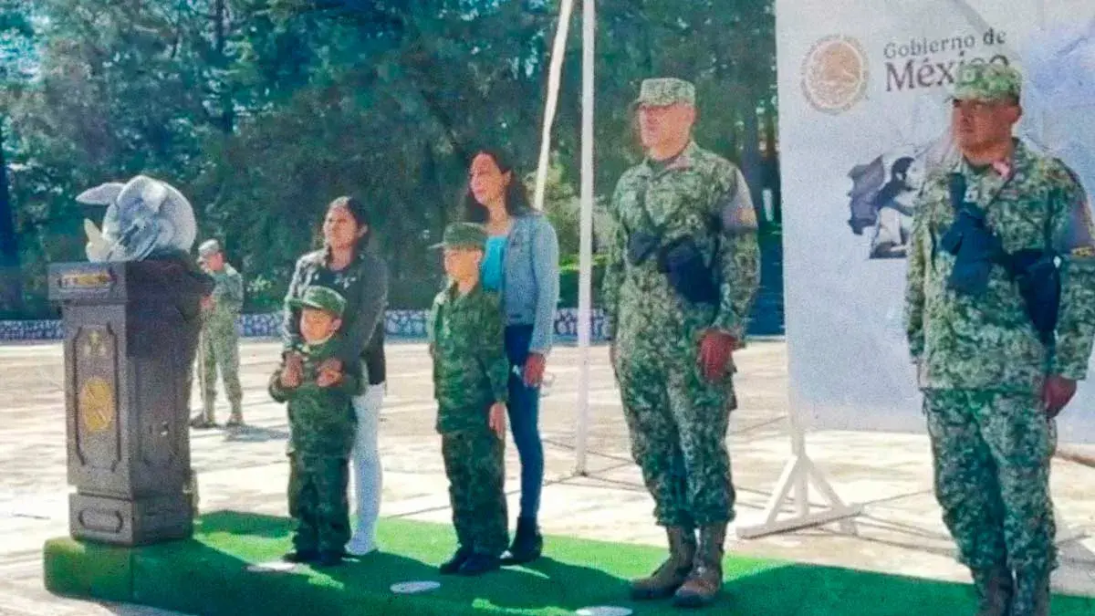 Niños se convierten en "soldados honorarios" del Ejército Mexicano en Puebla