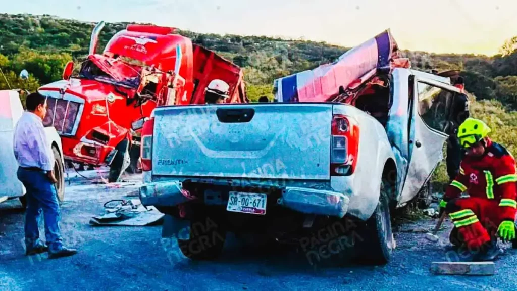 Choque entre camioneta y tractocamión municipal dejó al conductor, madre e hijo muertos en Tepexi, Puebla