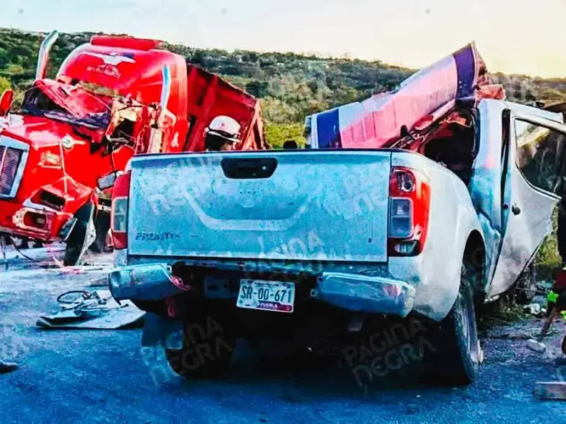 Choque entre camioneta y tractocamión municipal dejó al conductor, madre e hijo muertos en Tepexi, Puebla