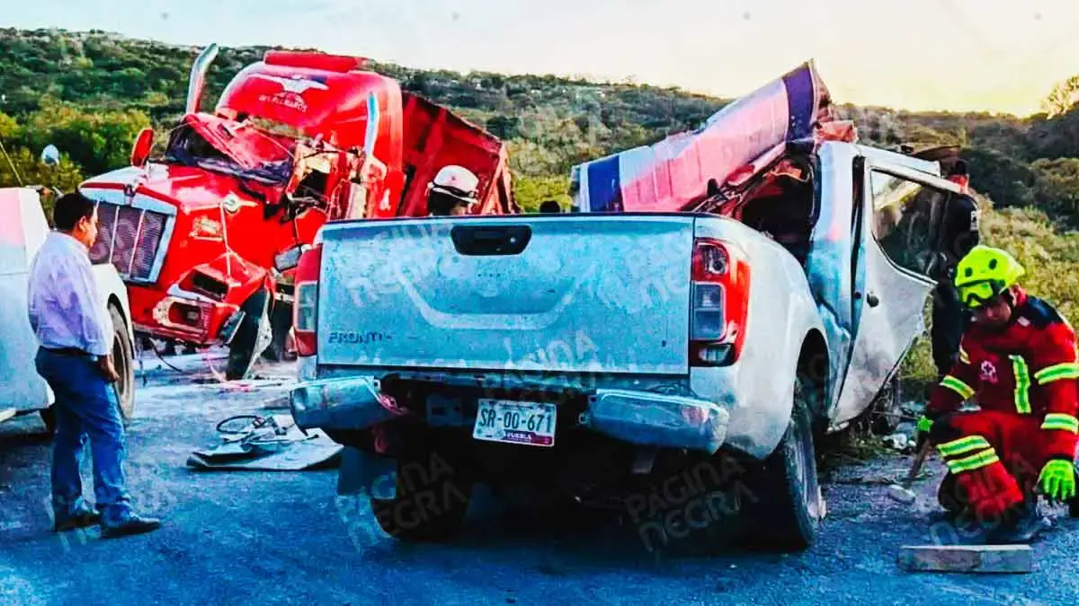 Choque entre camioneta y tractocamión municipal dejó al conductor, madre e hijo muertos en Tepexi, Puebla