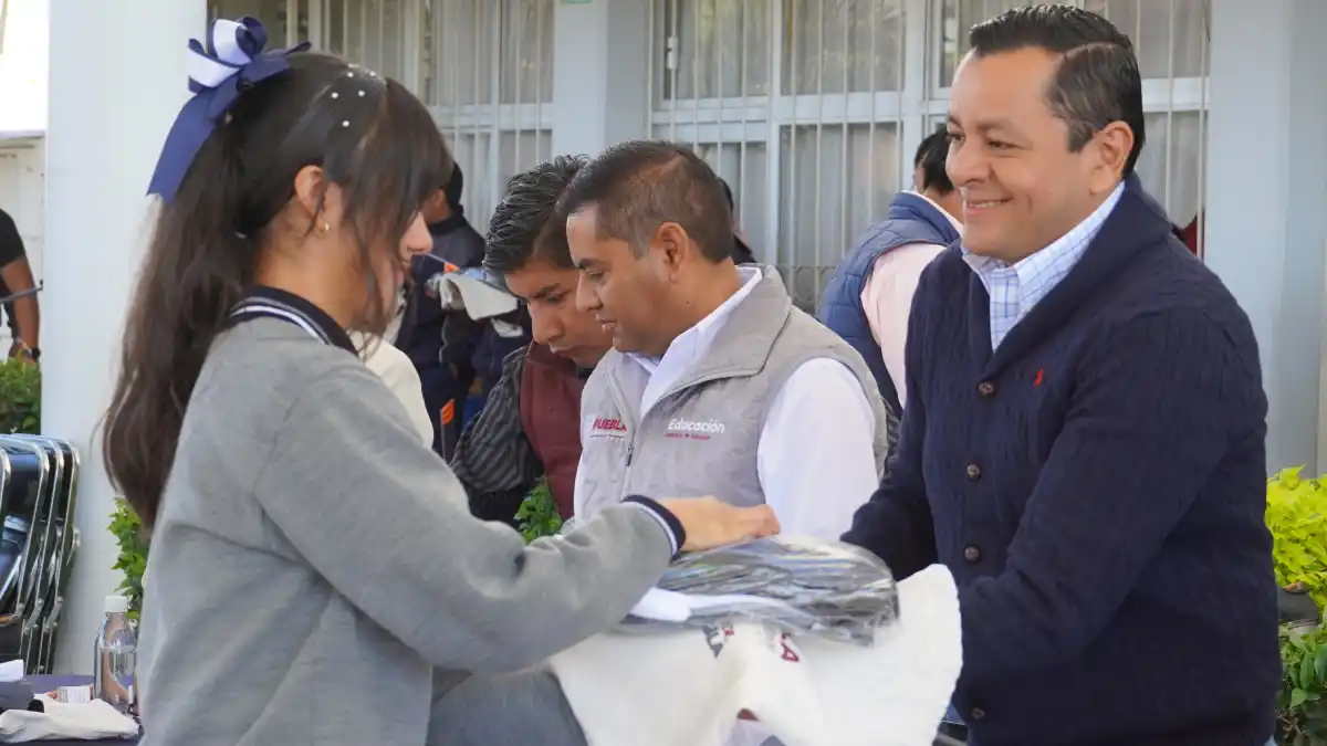 El edil Juan Manuel Alonso encabeza entrega de uniformes del programa “Por Amor a Puebla” en escuela de El Moral