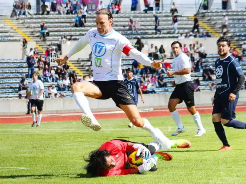 Leyendas del fútbol mexicano golean 4-2 al selectivo de la BUAP en amistoso