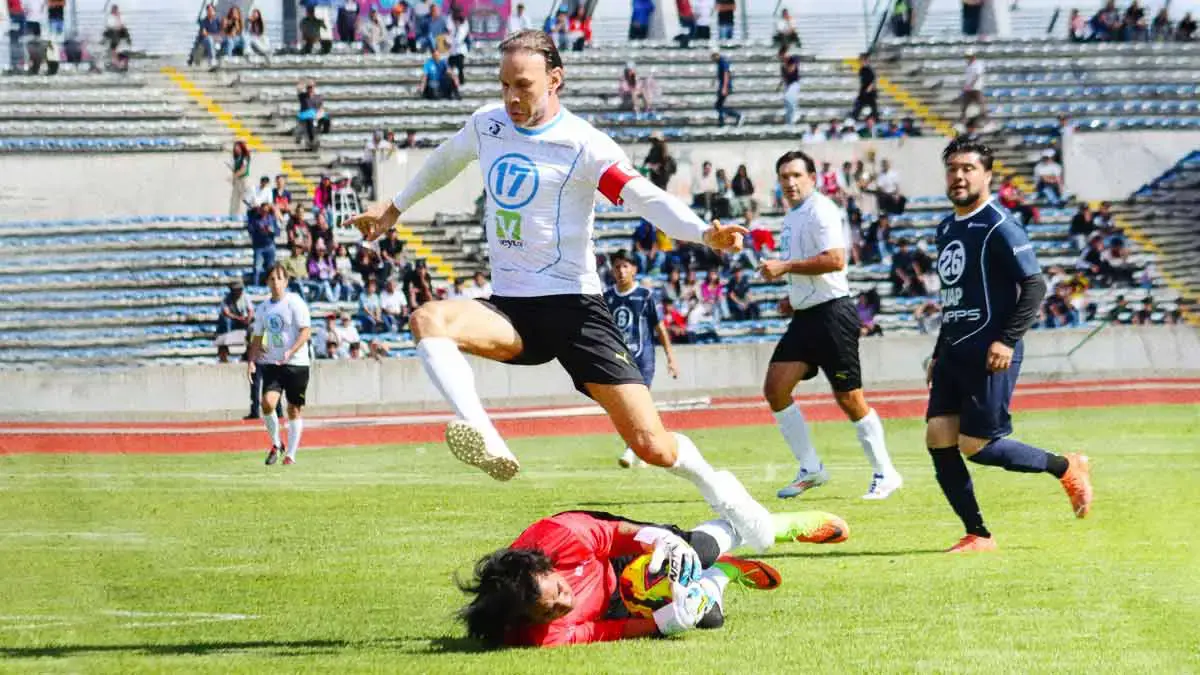 Leyendas del fútbol mexicano golean 4-2 al selectivo de la BUAP en amistoso
