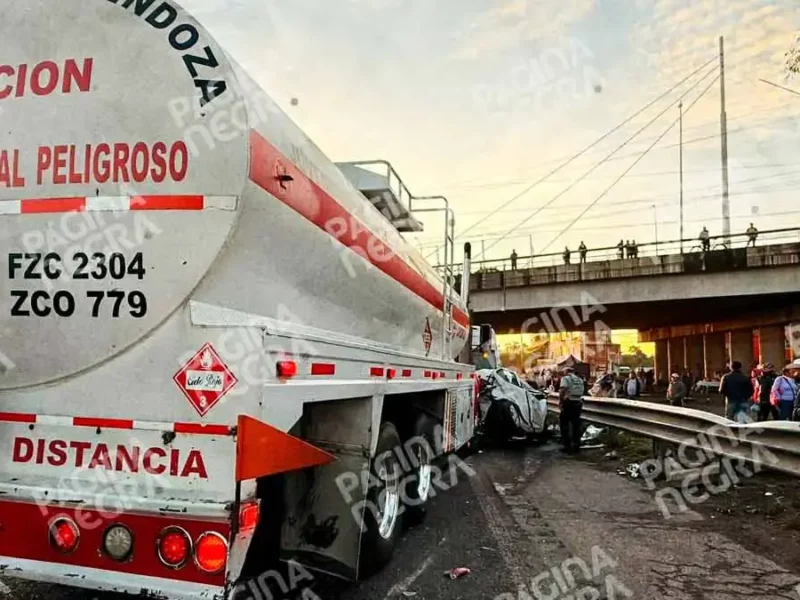 Trabajador de Coca-Cola y mujer embarazada quedan prensados tras choque múltiple en la autopista Puebla-Orizaba
