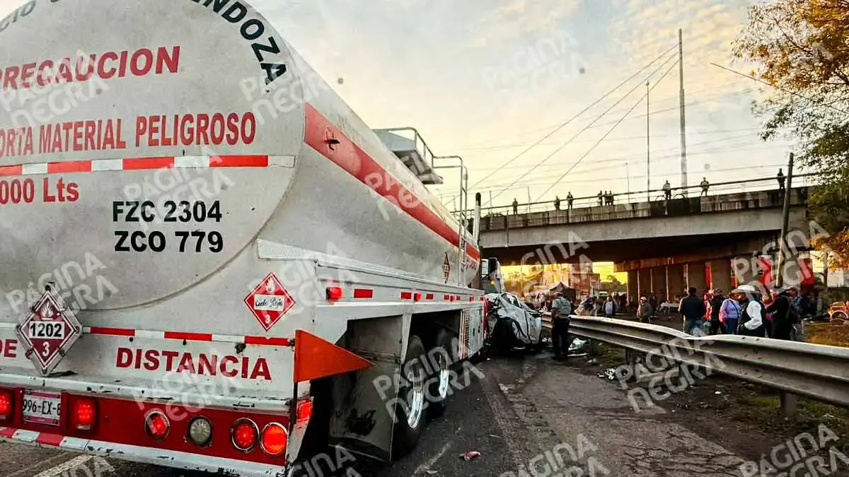 Trabajador de Coca-Cola y mujer embarazada quedan prensados tras choque múltiple en la autopista Puebla-Orizaba