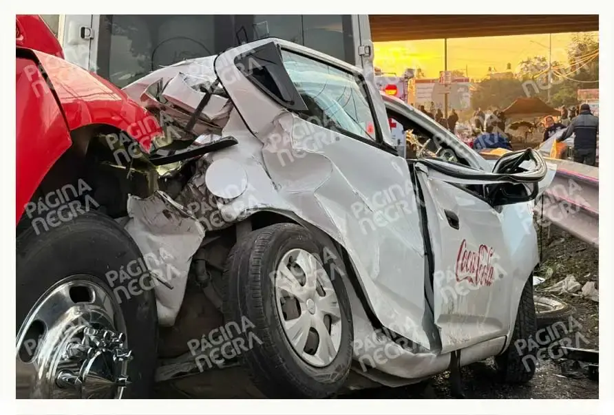 Trabajador de Coca-Cola y mujer embarazada quedan prensados tras choque múltiple en la autopista Puebla-Orizaba