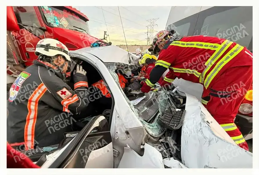 Trabajador de Coca-Cola y mujer embarazada quedan prensados tras choque múltiple en la autopista Puebla-Orizaba