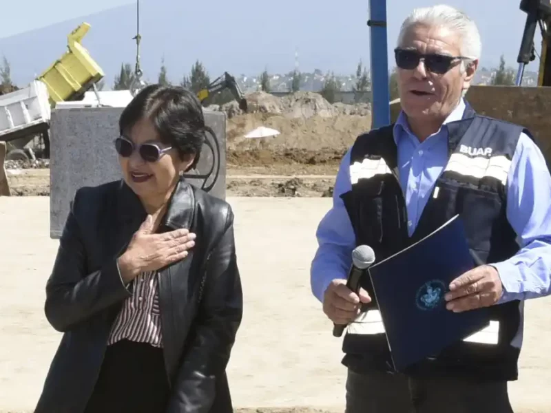 Rectora Lilia Cedillo coloca primera piedra de pista de tartán y campo traviesa en la prepa Alfonso Calderón