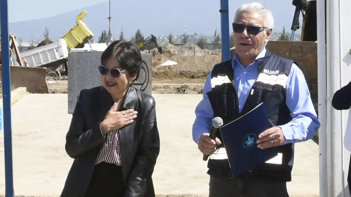 Rectora Lilia Cedillo coloca primera piedra de pista de tartán y campo traviesa en la prepa Alfonso Calderón