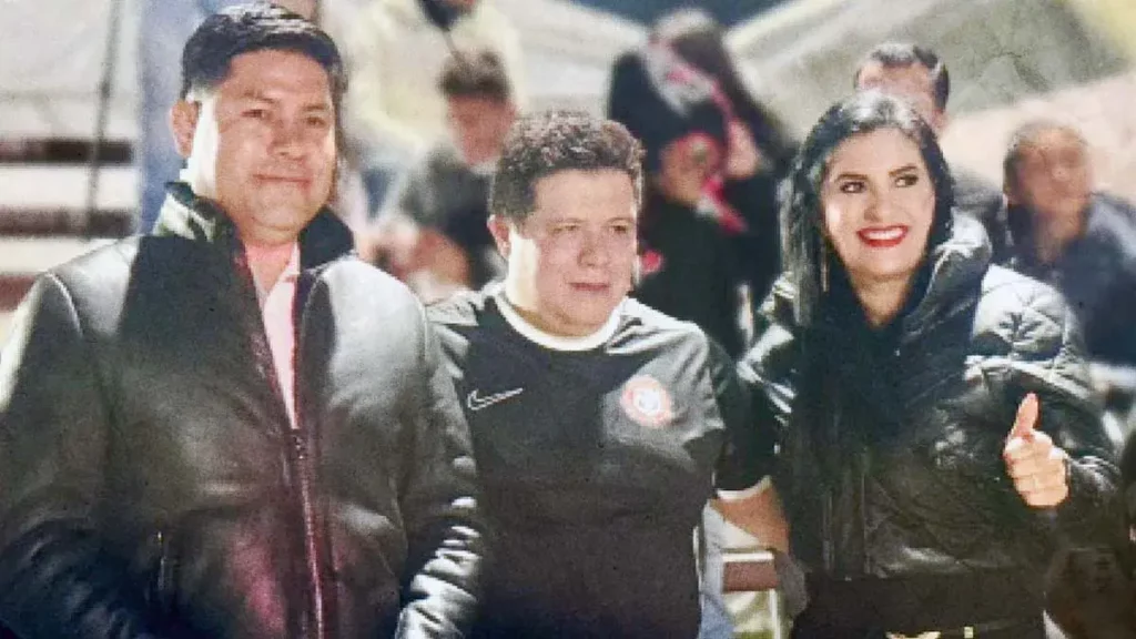 Filtran foto de Delfina Pozos con operador del CJNG y estalla escándalo político