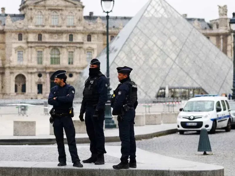 Roban joyas del Museo Louvre en París, Francia; se desconoce la identidad de los responsables