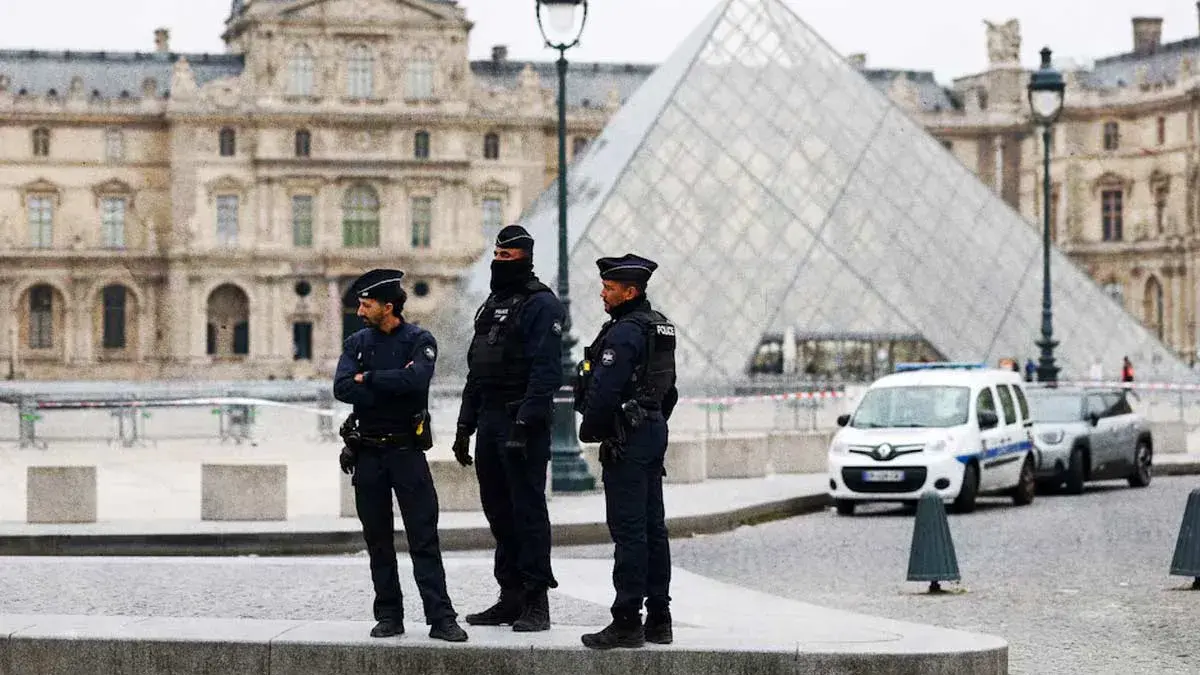 Roban joyas del Museo Louvre en París, Francia; se desconoce la identidad de los responsables