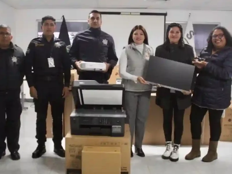 Bety Sánchez entrega mobiliario y equipo de cómputo a la SCC