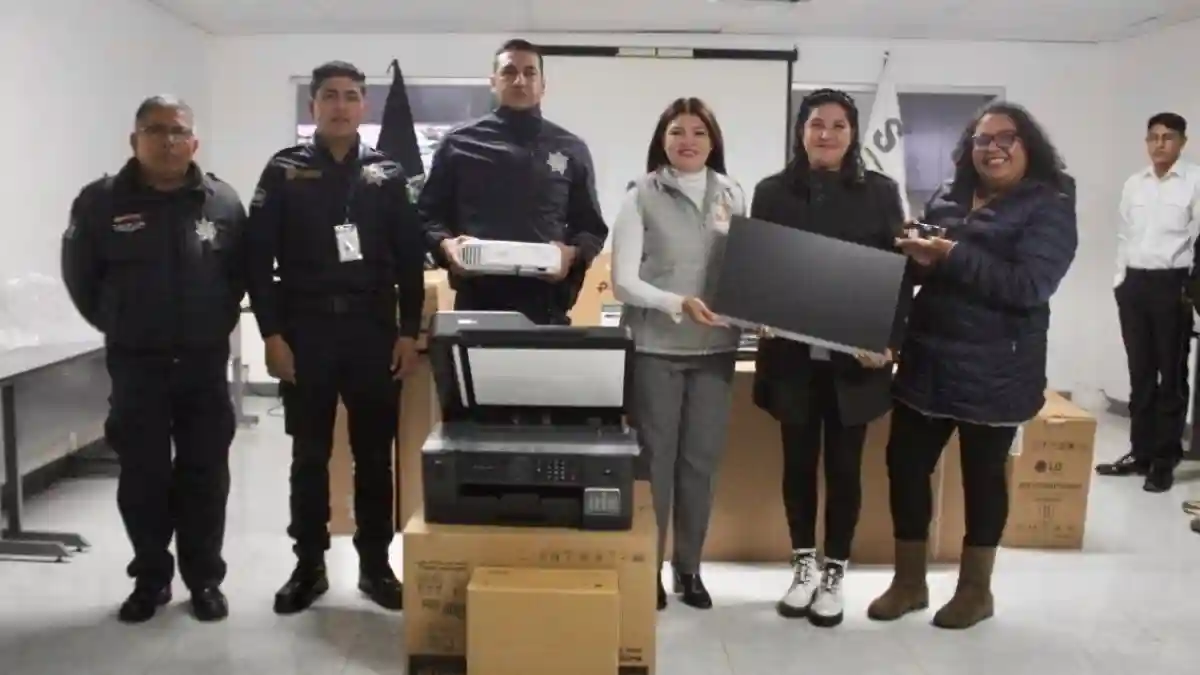 Bety Sánchez entrega mobiliario y equipo de cómputo a la SCC