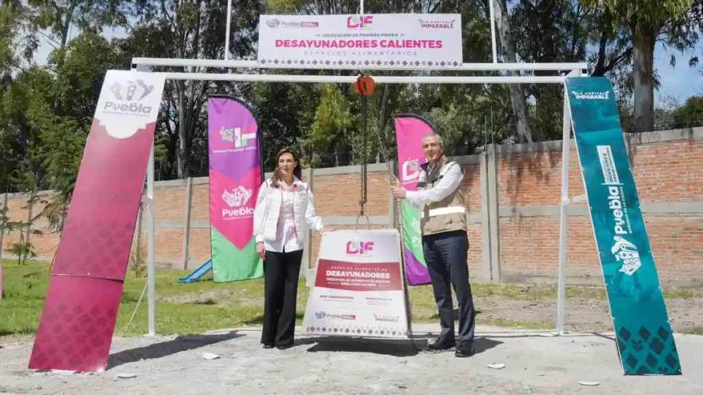 MariElise Budib y Pepe Chedraui colocan la primera piedra de desayunadores escolares transitorios