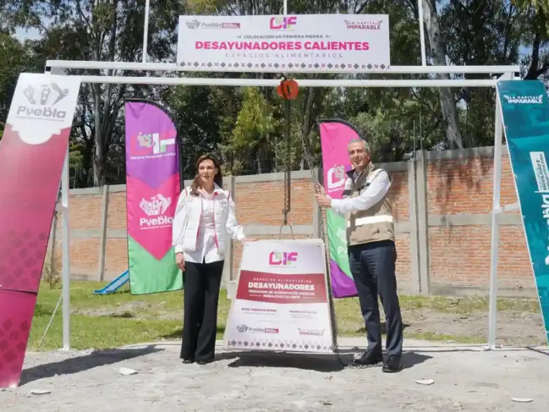 MariElise Budib y Pepe Chedraui colocan la primera piedra de desayunadores escolares transitorios