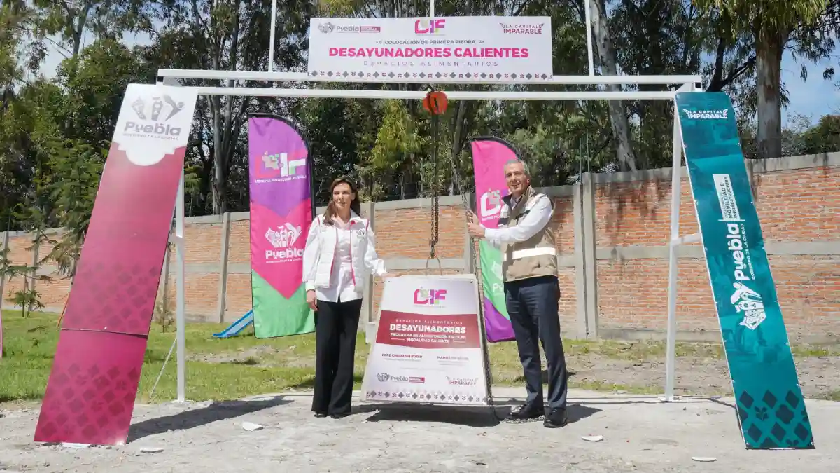 MariElise Budib y Pepe Chedraui colocan la primera piedra de desayunadores escolares transitorios