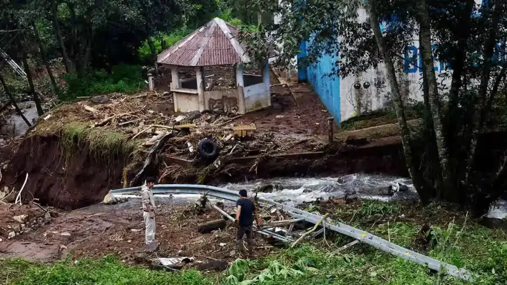 SEP y CAPCEE evalúan daños en escuelas de la Sierra Norte tras tormentas tropicales