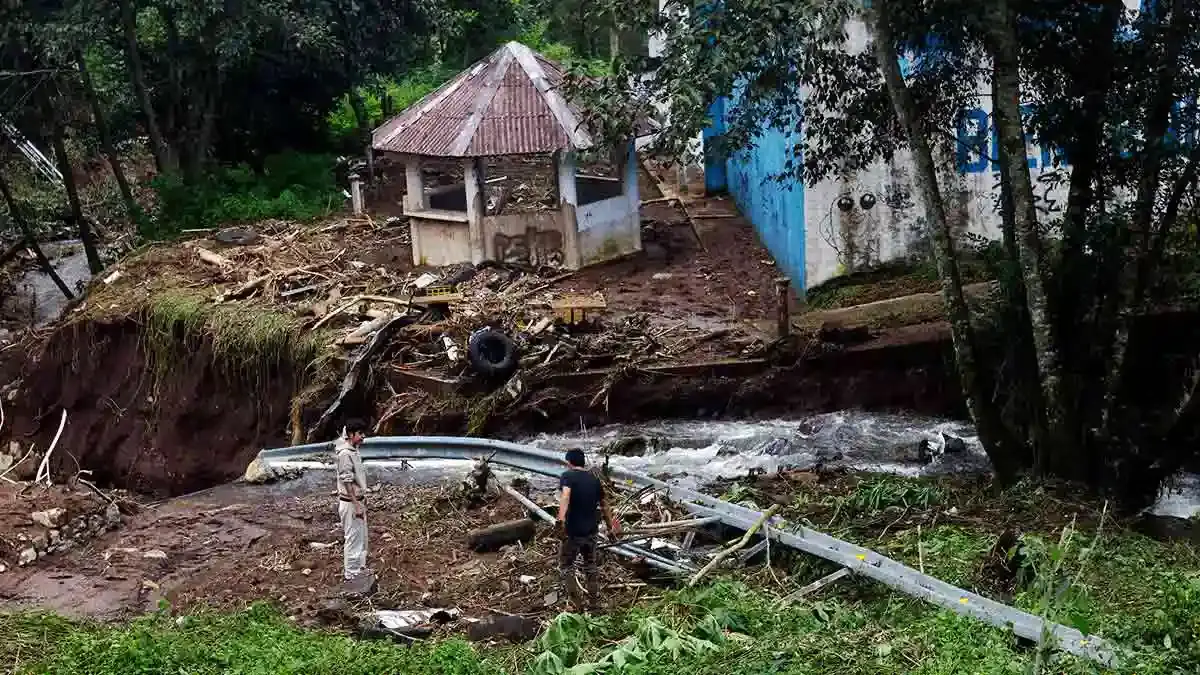 SEP y CAPCEE evalúan daños en escuelas de la Sierra Norte tras tormentas tropicales