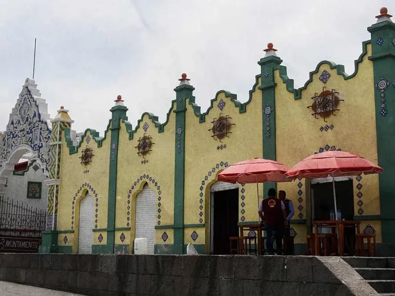 Mercado El Alto enfrenta crisis por deuda con CFE; locatarios se quedan sin luz ni clientes