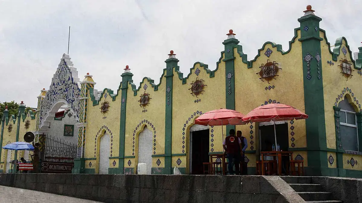 Mercado El Alto enfrenta crisis por deuda con CFE; locatarios se quedan sin luz ni clientes