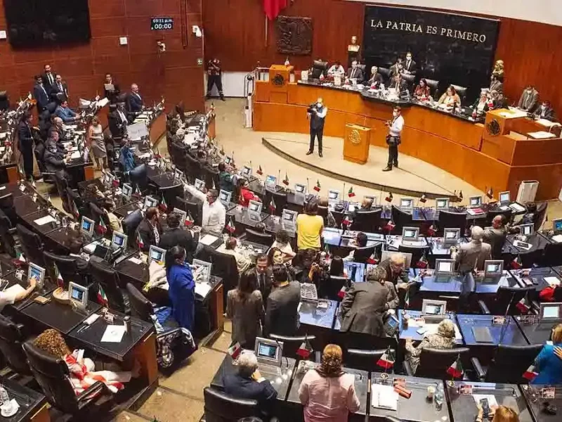 Senado propone descontar un día de sueldo a legisladores que sean sorprendidos haciendo otras actividades