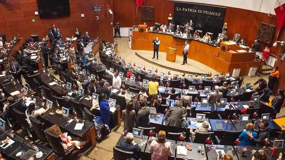 Senado propone descontar un día de sueldo a legisladores que sean sorprendidos haciendo otras actividades