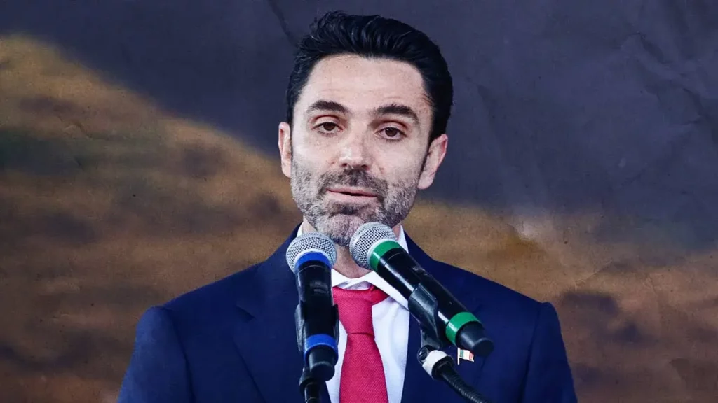 Delegado de Bienestar federal, Rodrigo Abdala se promociona con folletos en juntas auxiliares de Puebla