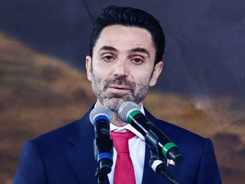 Delegado de Bienestar federal, Rodrigo Abdala se promociona con folletos en juntas auxiliares de Puebla