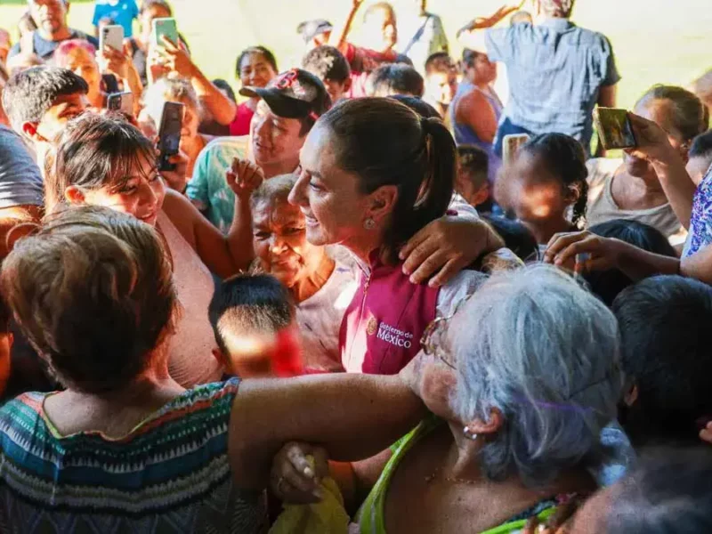 Claudia Sheinbaum visitó La Ceiba en Xicotepec; supervisó entrega de apoyos federales a damnificados