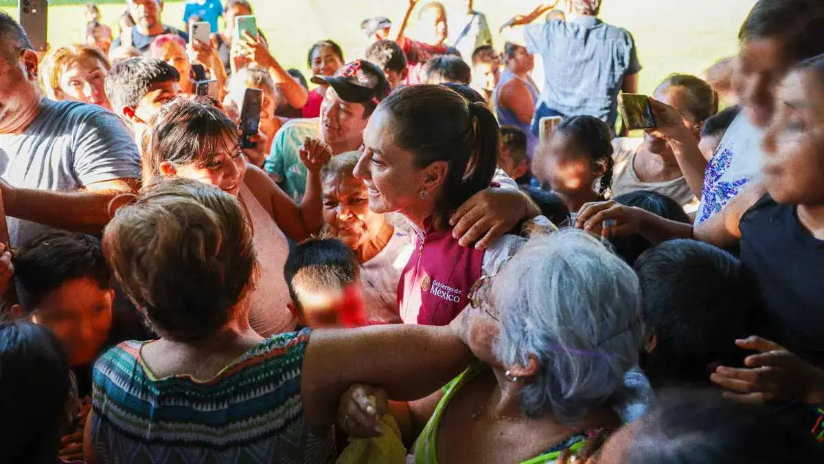 Claudia Sheinbaum visitó La Ceiba en Xicotepec; supervisó entrega de apoyos federales a damnificados