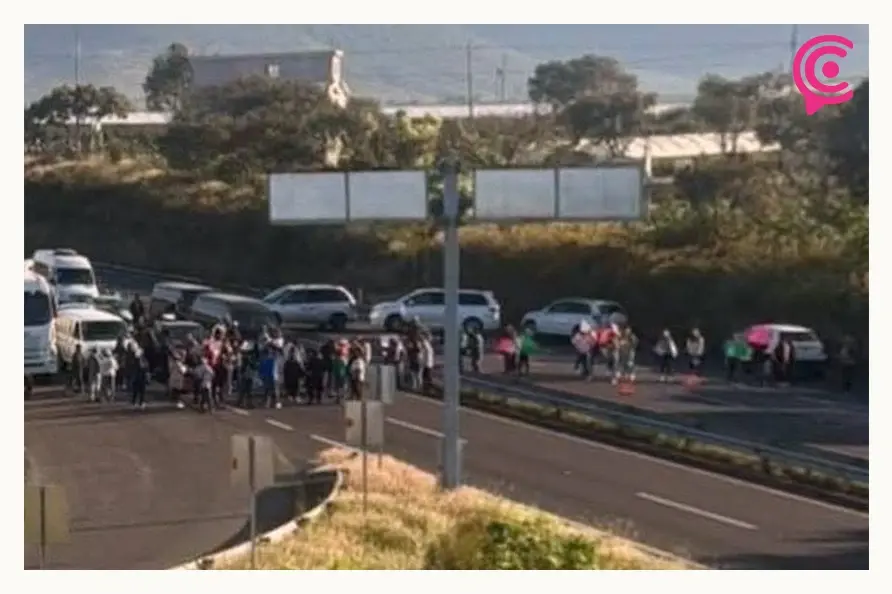 Manifestantes bloquean la autopista Puebla-Atlixco, por la desaparición de la profesora Jessica Portillo Aguilar