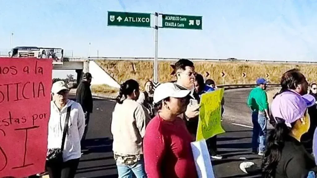 Manifestantes bloquean la autopista Puebla-Atlixco, por la desaparición de la profesora Jessica Portillo Aguilar
