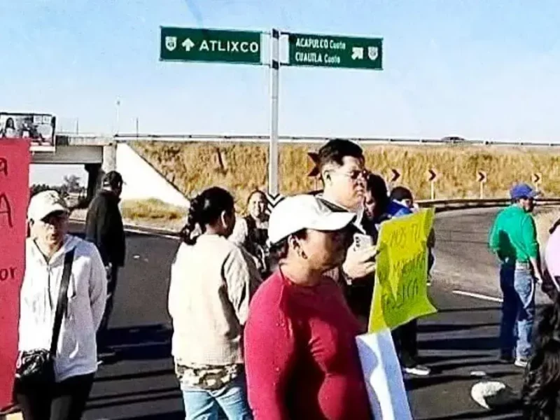 Manifestantes bloquean la autopista Puebla-Atlixco, por la desaparición de la profesora Jessica Portillo Aguilar