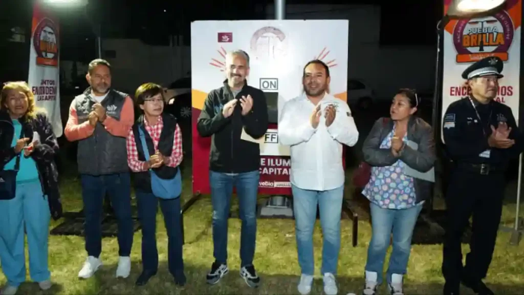 Enciende Gobierno de Pepe Chedraui luminarias modernizadas en colonia S.N.T.E con Puebla Brilla