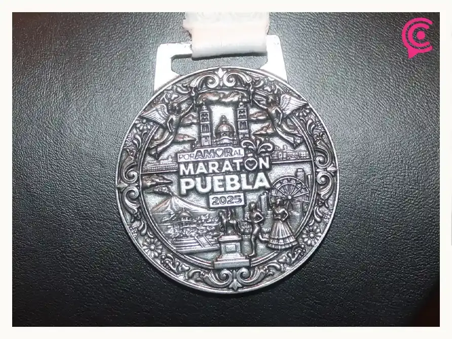 Presentan medalla y playeras oficiales del Maratón Puebla 2025