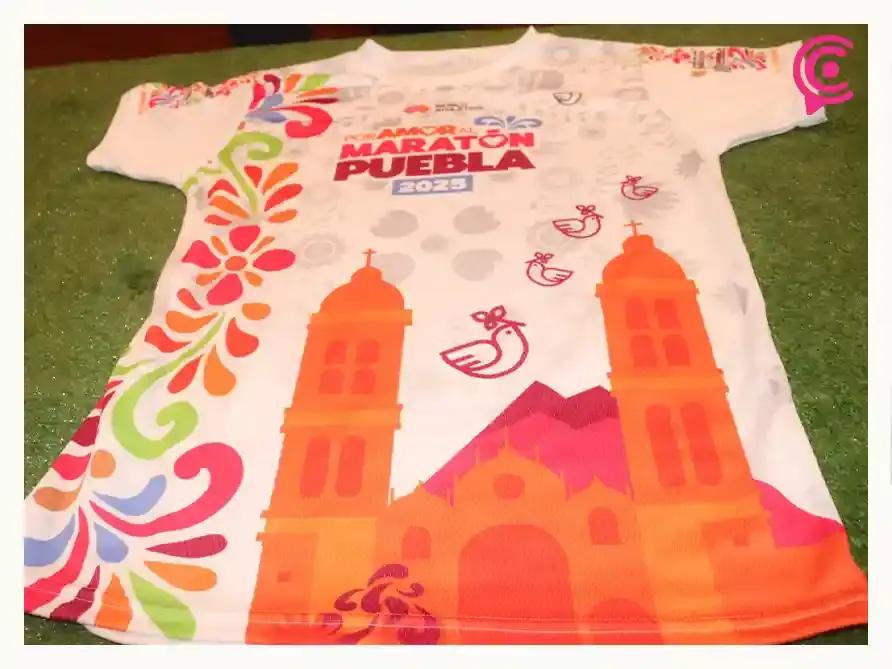 Presentan medalla y playeras oficiales del Maratón Puebla 2025