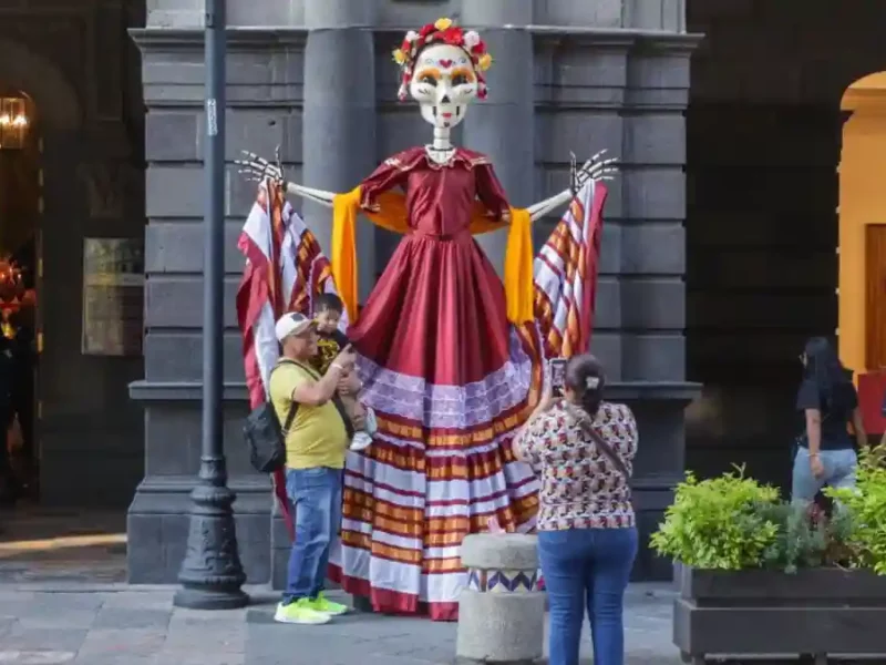 Catrinas y flores engalanan el Centro Histórico de Puebla