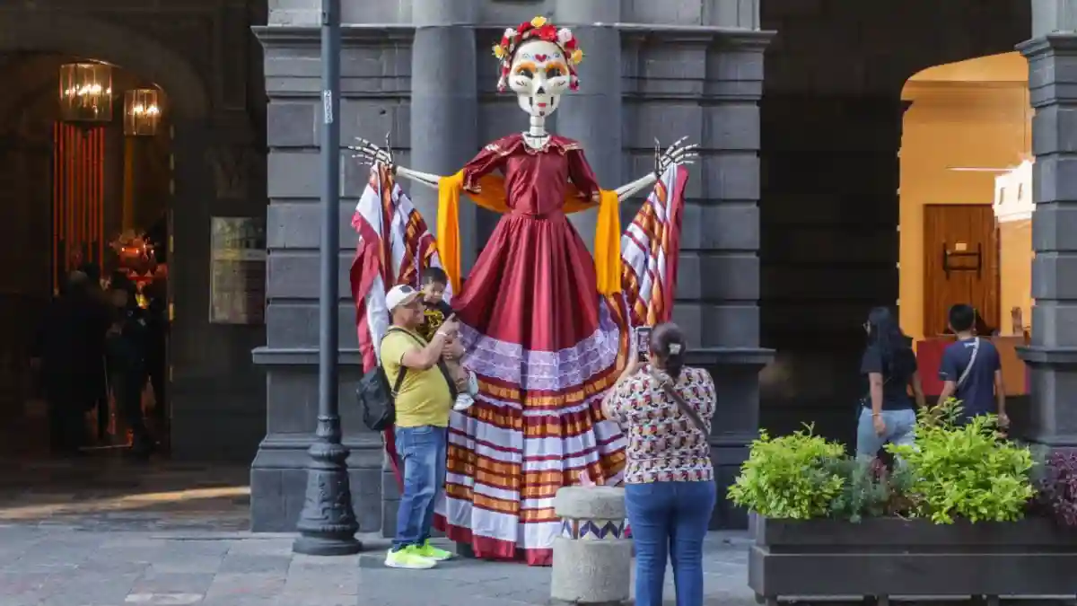Catrinas y flores engalanan el Centro Histórico de Puebla