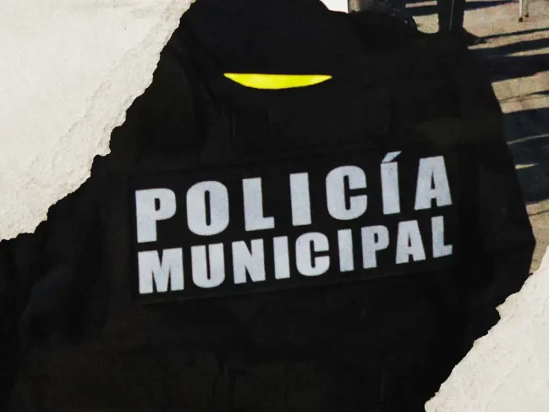 Policía municipal disparó por accidente a hombre dormido en su auto en Historiadores, Puebla
